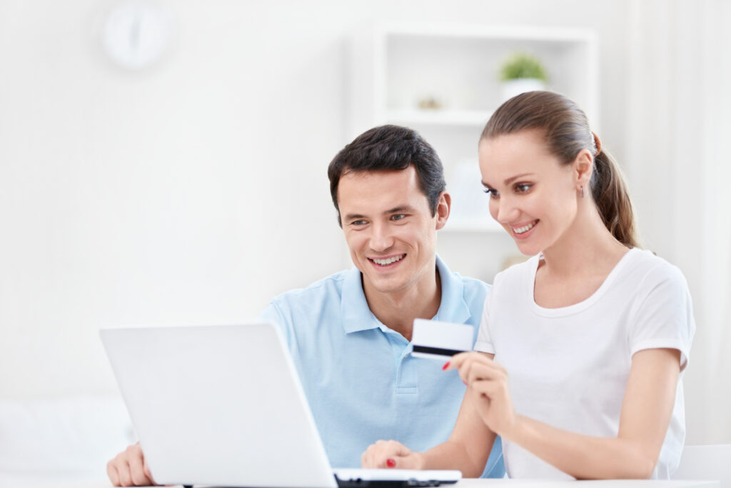 couple applying for a debt consolidation loan