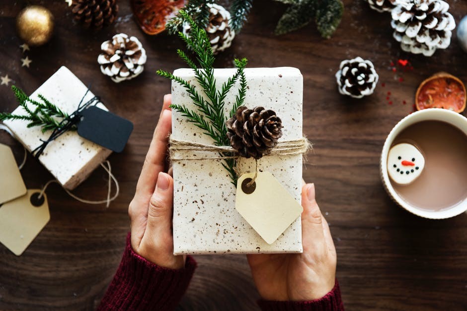 stay out of debt this holiday shopping gift buying season