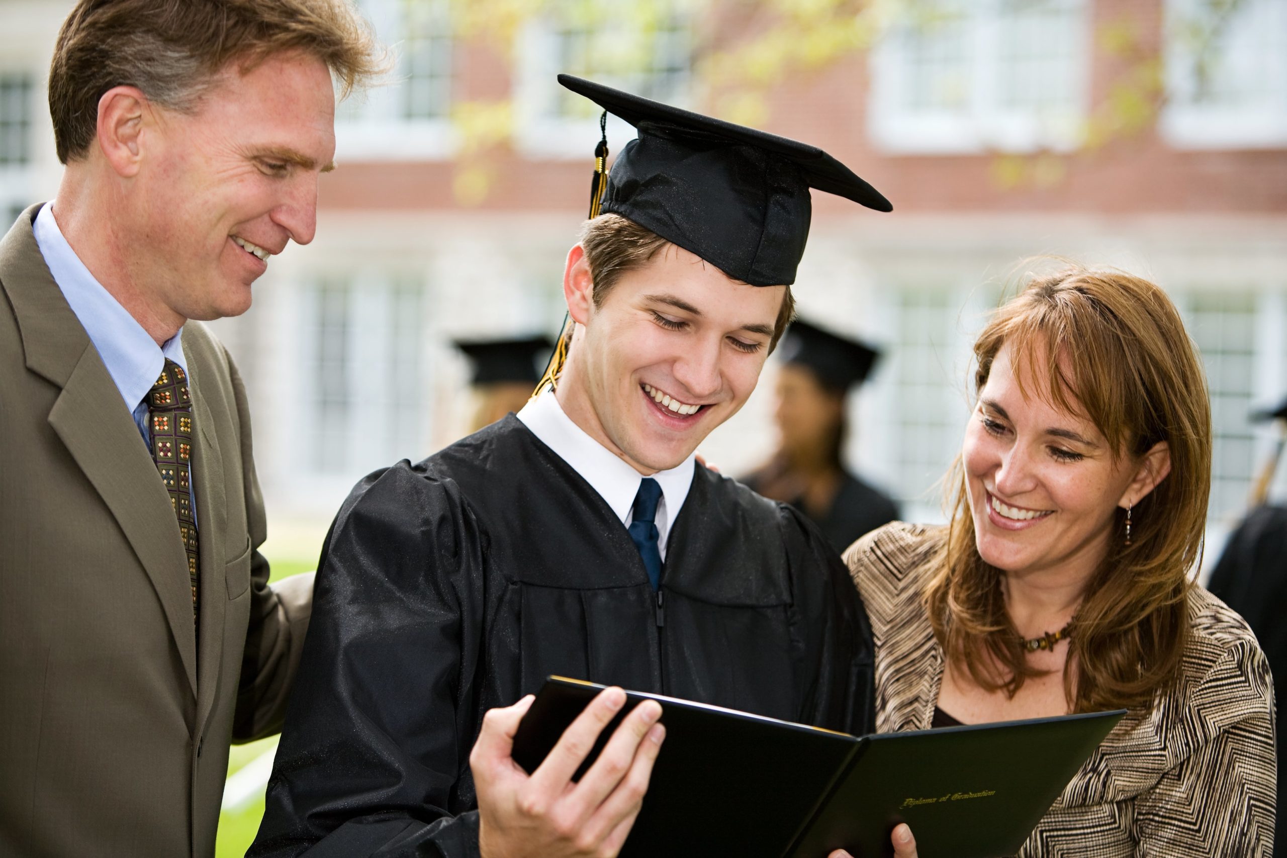 recent graduate with his parents