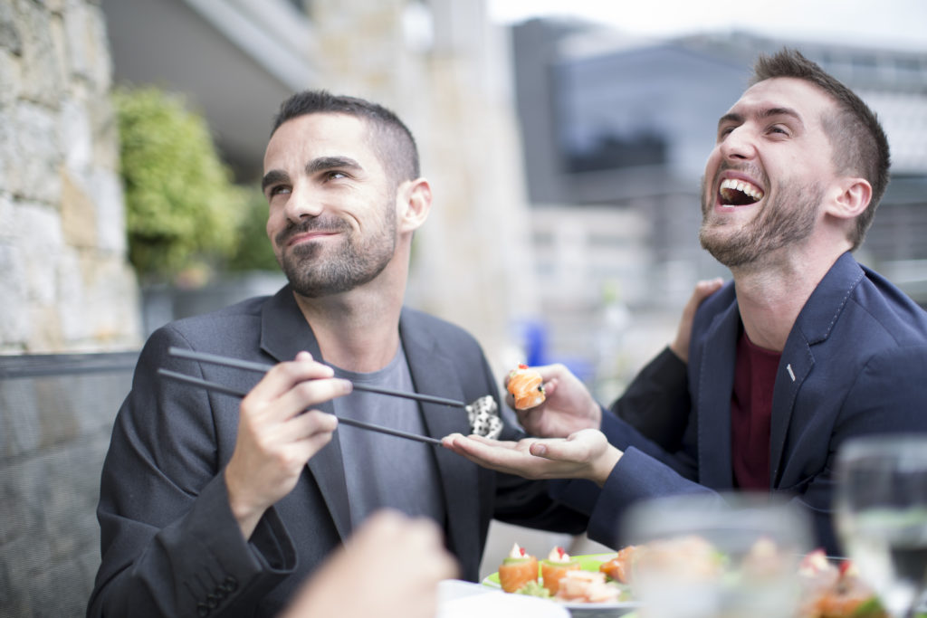 pareja gay comiendo sushi en restaurante al aire libre 2022 03 08 01 36 43 utc