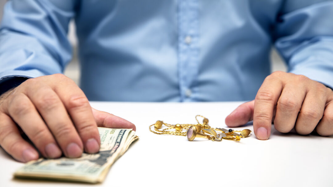 Sell gold jewellry, pawnbroker with us dollars in the hand