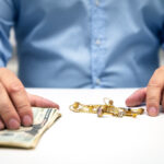 Sell gold jewellry, pawnbroker with us dollars in the hand