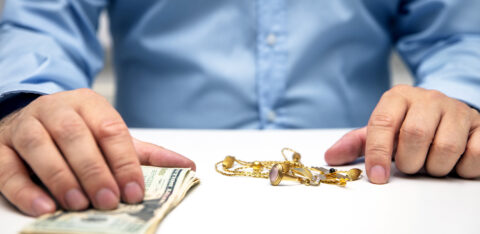 Sell gold jewellry, pawnbroker with us dollars in the hand