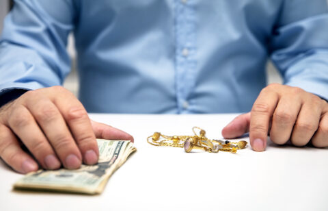 Sell gold jewellry, pawnbroker with us dollars in the hand