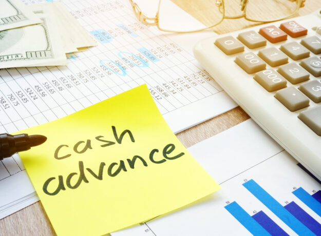 Memo stick about cash advance and calculator.